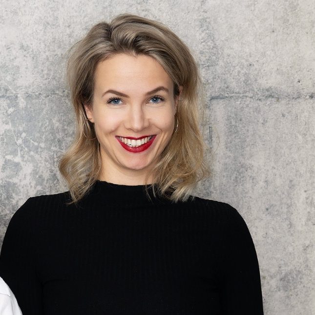 Glückliche Kundin bei Ute’s Haarstudio. Zufriedene Kundin Laura M. lächelt nach ihrem Friseurbesuch im Ute’s Haarstudio.