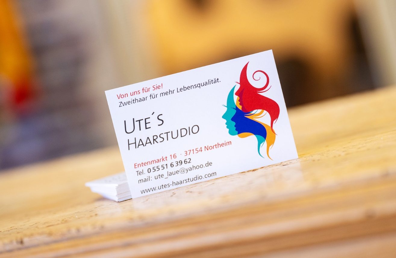 Visitenkarte von Ute’s Haarstudio. Visitenkarte von Ute’s Haarstudio mit Logo in bunten Farben und Kontaktdaten.